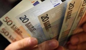 Μέχρι τις 7 Μαρτίου 2025, ο e-ΕΦΚΑ και η Δημόσια Υπηρεσία Απασχόλησης (ΔΥΠΑ) θα προχωρήσουν στην καταβολή συνολικού ποσού 76,48 εκατομμυρίων ευρώ προς 95.954 δικαιούχους, καλύπτοντας παροχές, επιδόματα και εφάπαξ πληρωμές. Ο e-ΕΦΚΑ θα καταβάλει 14 εκατομμύρια ευρώ σε 32.800 δικαιούχους για επιδόματα μητρότητας, ασθενείας, ατυχημάτων και έξοδα κηδείας, ενώ θα δοθούν επιπλέον 16 εκατομμύρια ευρώ σε 750 ασφαλισμένους για την απονομή εφάπαξ. Παράλληλα, 284.000 ευρώ θα διατεθούν σε 398 δικαιούχους εξωιδρυματικών επιδομάτων.