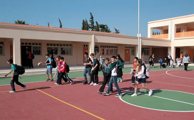 Πειραιάς: Συστάσεις της αστυνομίας σε διευθύντρια γυμνασίου λόγω συνωστισμού στο προαύλιο