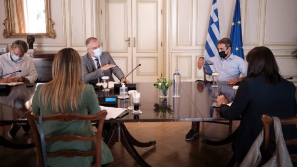 Άνοιγμα σχολείων: Σύσκεψη στο Μαξίμου – Την Τρίτη οι τελικές ανακοινώσεις