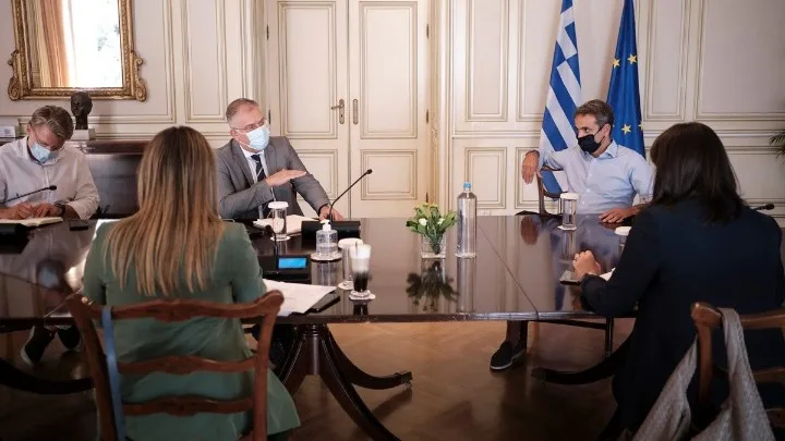 Άνοιγμα σχολείων: Σύσκεψη στο Μαξίμου – Την Τρίτη οι τελικές ανακοινώσεις