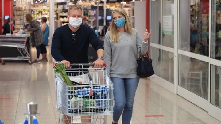 Covid – Χρήση μάσκας: Οι κανόνες τήρησης αποστάσεων στους χώρους συνάθροισης κοινού