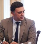 Κικίλιας για γονείς κατά της μάσκας στα σχολεία: Ας κάνουν μια βόλτα στα παιδιατρικά νοσοκομεία