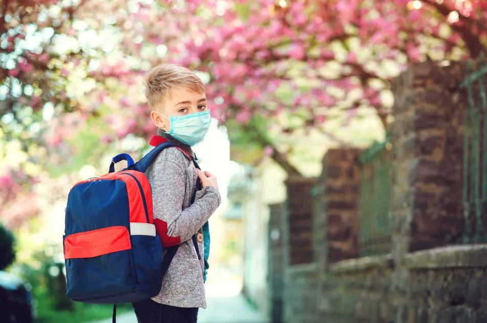 Άνοιγμα σχολείων – Κεραμέως: Απουσία για τους μαθητές χωρίς μάσκα