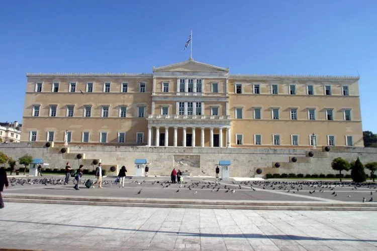 Αναδεικνύει την καταγγελία της σύμβασης εργασίας ορισμένου χρόνου της εκπαιδευτικού, η οποία πρότεινε και συνυπέγραψε επιστολή