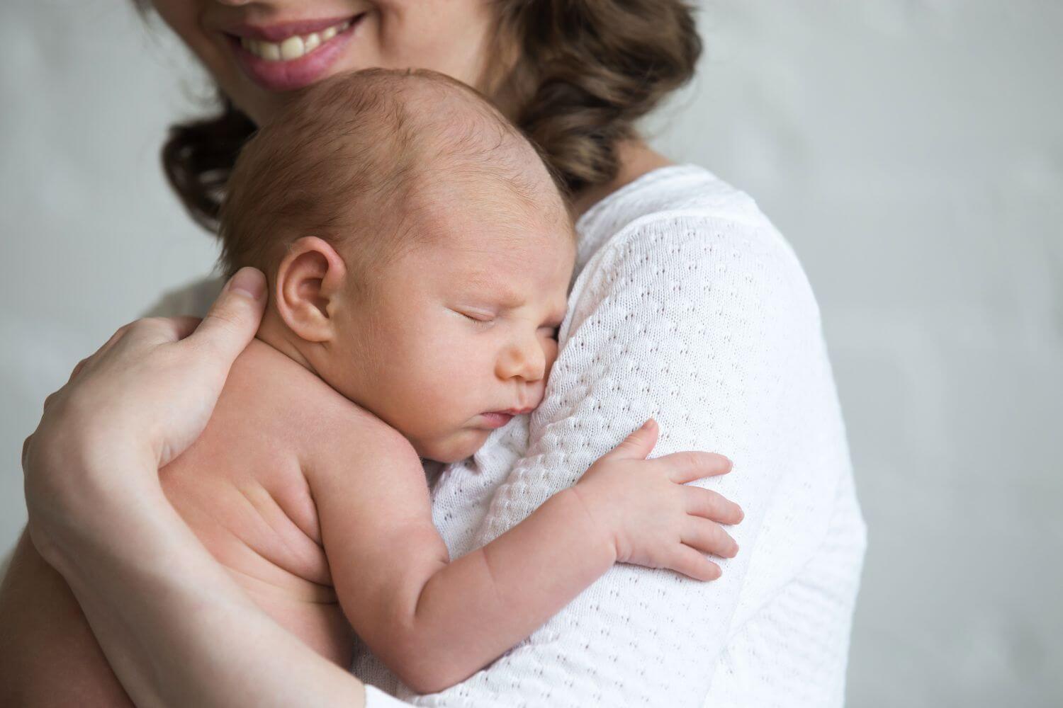 Αντιδράσεις για την εκπαιδευτικό που διδάσκει αγκαλιά με το μωρό της