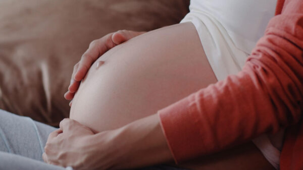 ΣΟΚ! Τρύπησε με πιρούνι την έγκυο σύζυγό του – «Δίνουμε αγώνα για να μην χάσει την όρασή της»