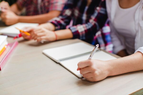 Τηλεκπαίδευση: Πληθαίνουν οι καταγγελίες για χρεώσεις με τη σύνδεση μέσω τηλεφώνου