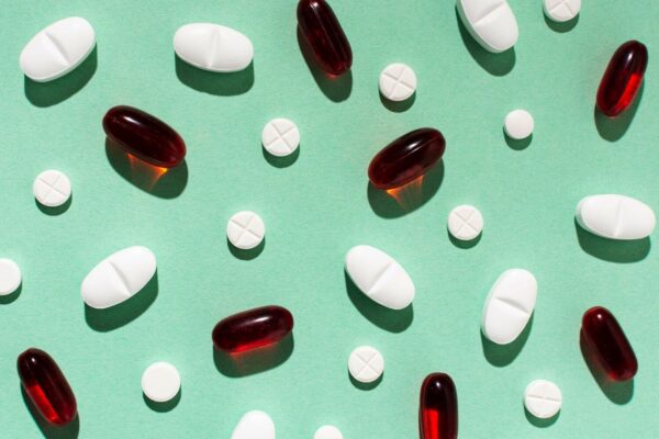 HIV: Στην άυλη συνταγογράφηση τα φάρμακα – Τι γίνεται και σε ασθενείς με ηπατίτιδα Β