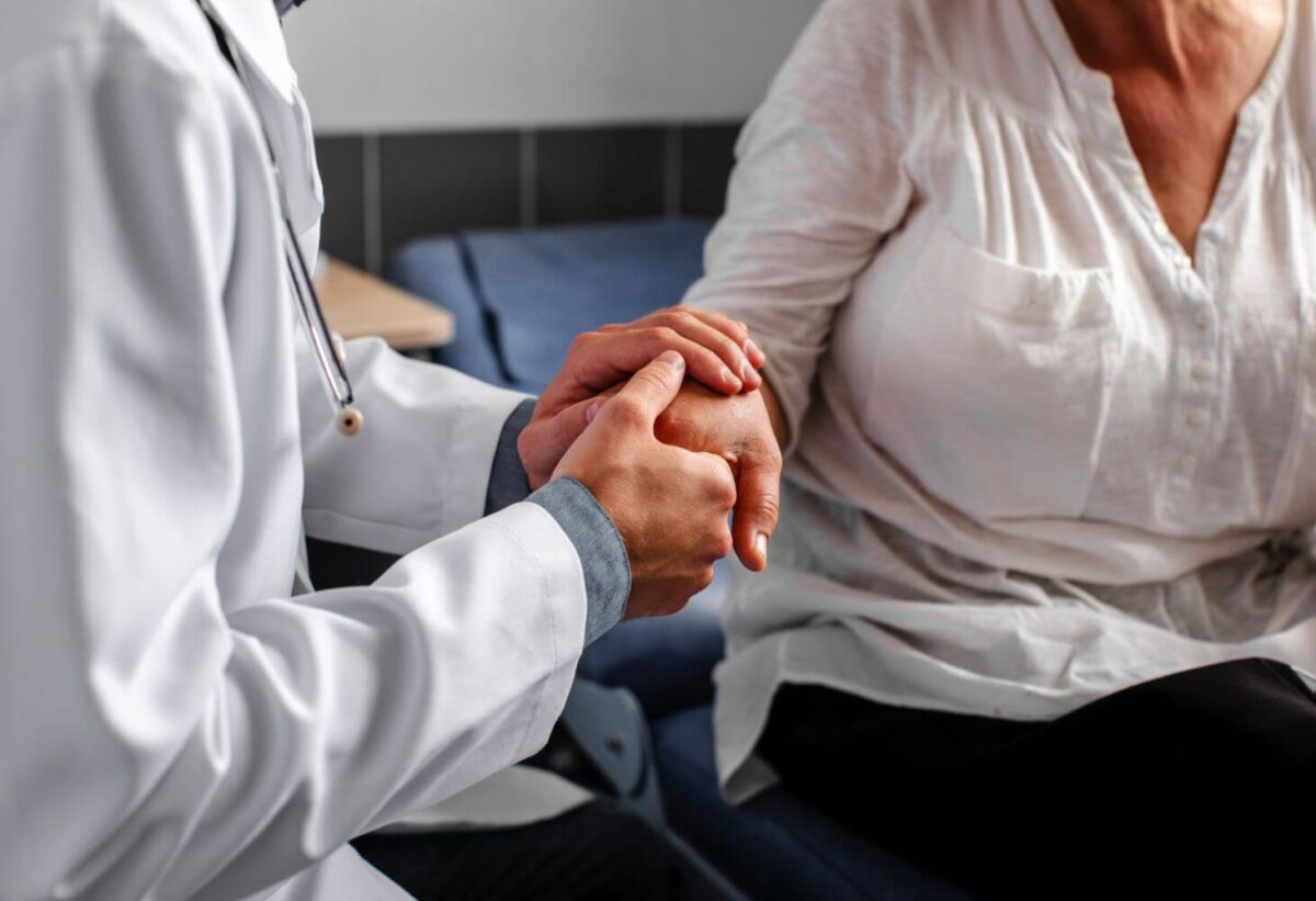 Οι άνθρωποι που καταφέρνουν να νικάνε την μοναξιά των γιορτών στα νοσοκομεία