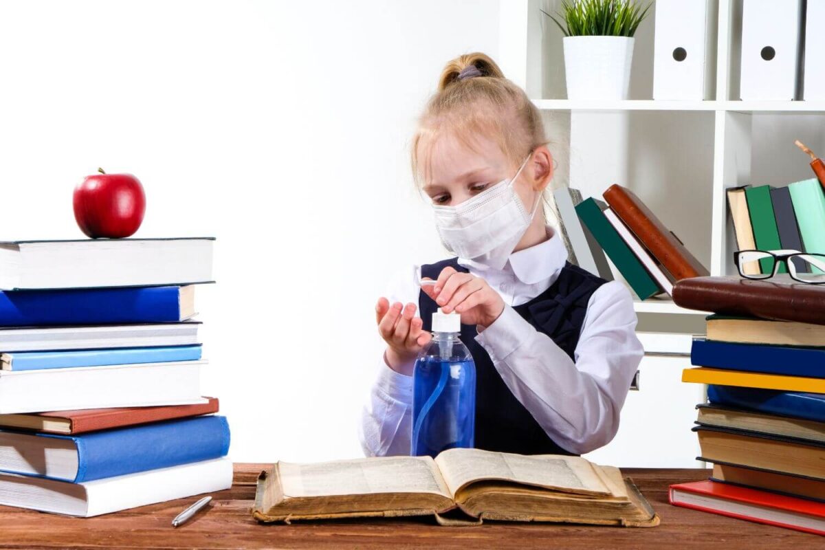 Άνοιγμα σχολείων – Μόσιαλος: Ίσως δεν ανοίξουν στις αρχές της νέας χρονιάς – Η σχέση της μετάλλαξης με τα παιδιά