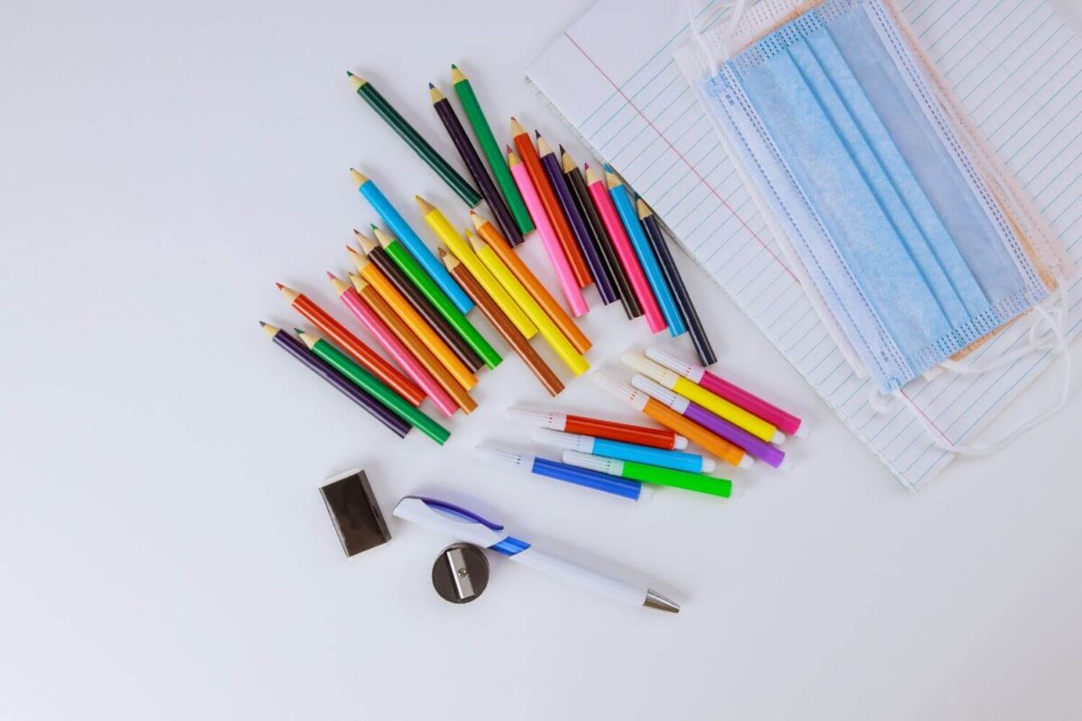 ΚΝΕ: «Σε ποιους κάνουν οι μάσκες που μοιράστηκαν στα σχολεία;»