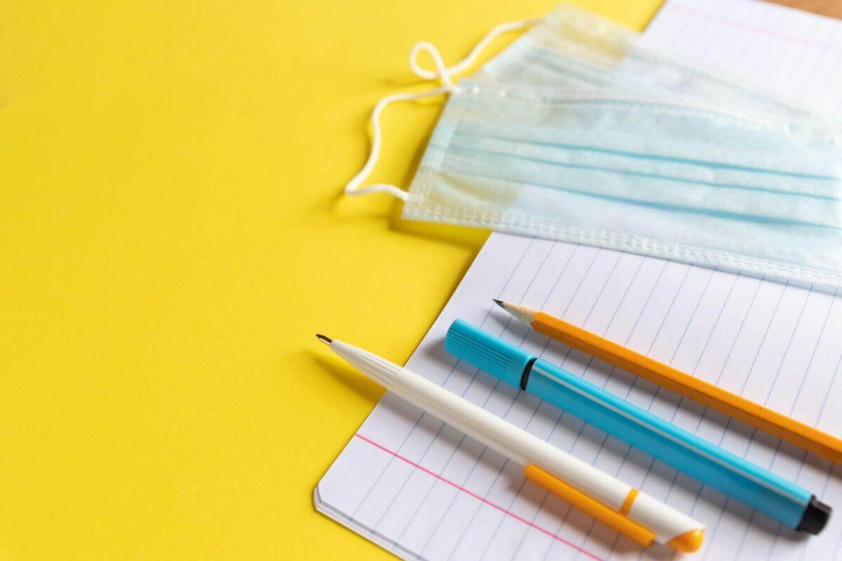 Σχολεία: Γιατί ήταν μεγάλες οι μάσκες που δόθηκαν σε μαθητές – Σταματά η παραγωγή τους