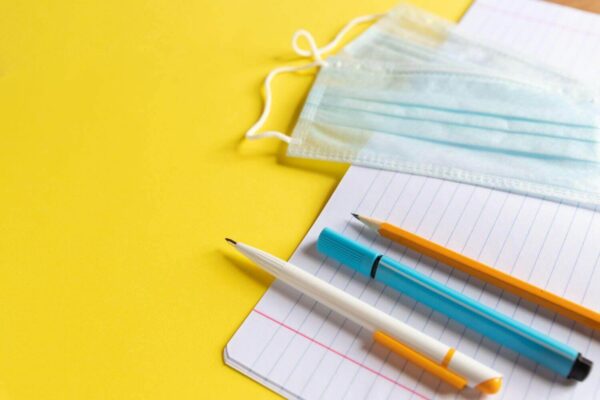 Σχολεία: Γιατί ήταν μεγάλες οι μάσκες που δόθηκαν σε μαθητές – Σταματά η παραγωγή τους