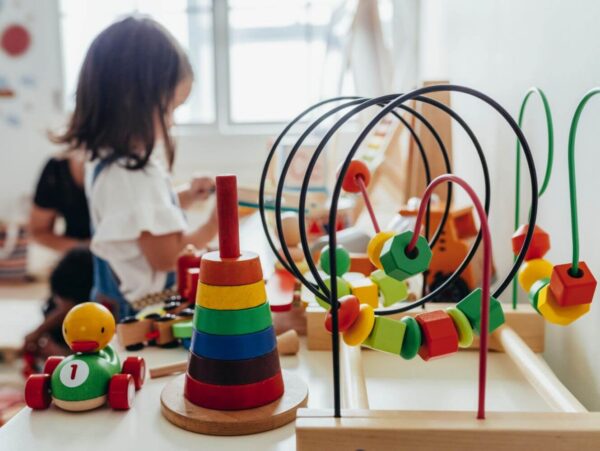 Ξεκινά το πρόγραμμα «Νταντάδες της γειτονιάς» – Τι προβλέπει – Δικαιολογητικά