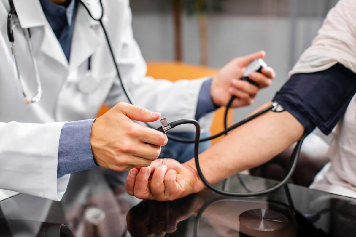 Αυξημένος ο κίνδυνος εμφράγματος σε όσους η πίεση ανεβαίνει αντί να πέφτει όταν είναι όρθιοι