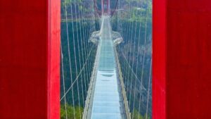 Πού είναι η μακρύτερη γέφυρα με υάλινο δάπεδο στον κόσμο