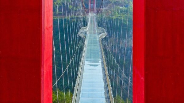 Πού είναι η μακρύτερη γέφυρα με υάλινο δάπεδο στον κόσμο