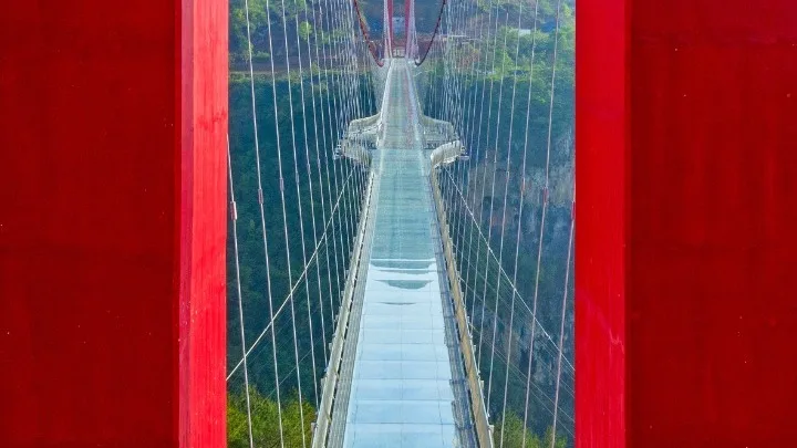 Πού είναι η μακρύτερη γέφυρα με υάλινο δάπεδο στον κόσμο