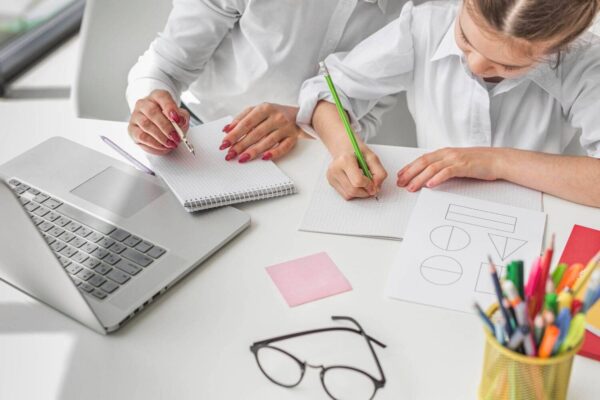 Σχολεία: 10.000 κενά, νηπιαγωγεία που ακόμα δεν λειτουργούν, ερωτήματα για το νέο καθεστώς της ειδικής αγωγής