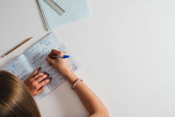 Έρευνα και ερωτηματολόγια ΕΣΠΑ του Υπουργείου Παιδείας εν μέσω κλειστών σχολείων