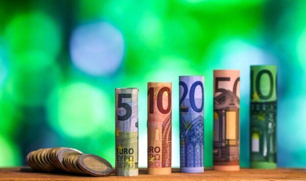 Έρχεται έκτακτο επίδομα τα Χριστούγεννα: Για ποιούς