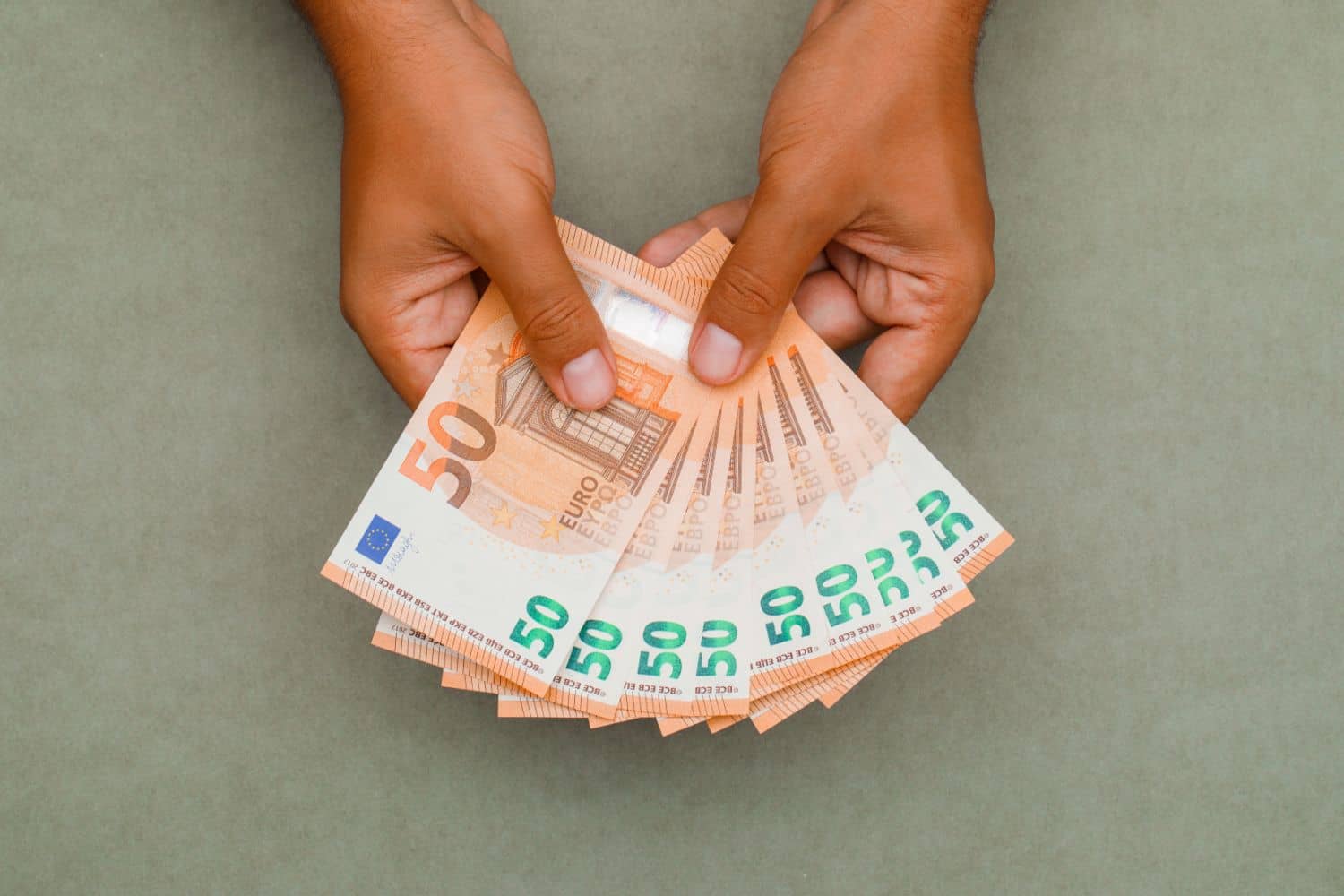 Επίδομα έως 420 ευρώ: Πώς και ποιοί θα το λάβουν