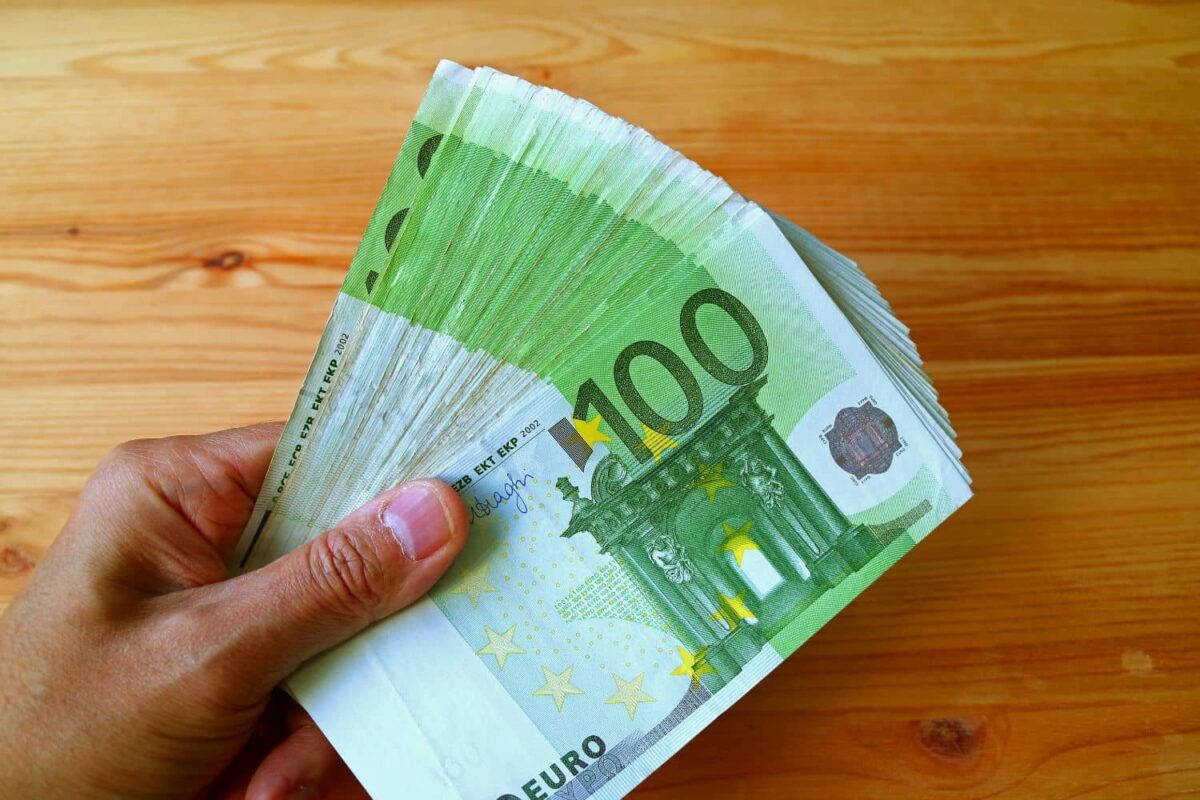 Επίδομα Εργασίας: Τα σενάρια για αλλαγή στον τρόπο πληρωμής επιδομάτων