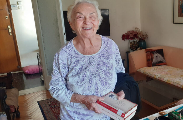Μια «βιβλιοφάγος» ετών 92 - Στην καραντίνα διάβαζε με οικονομία