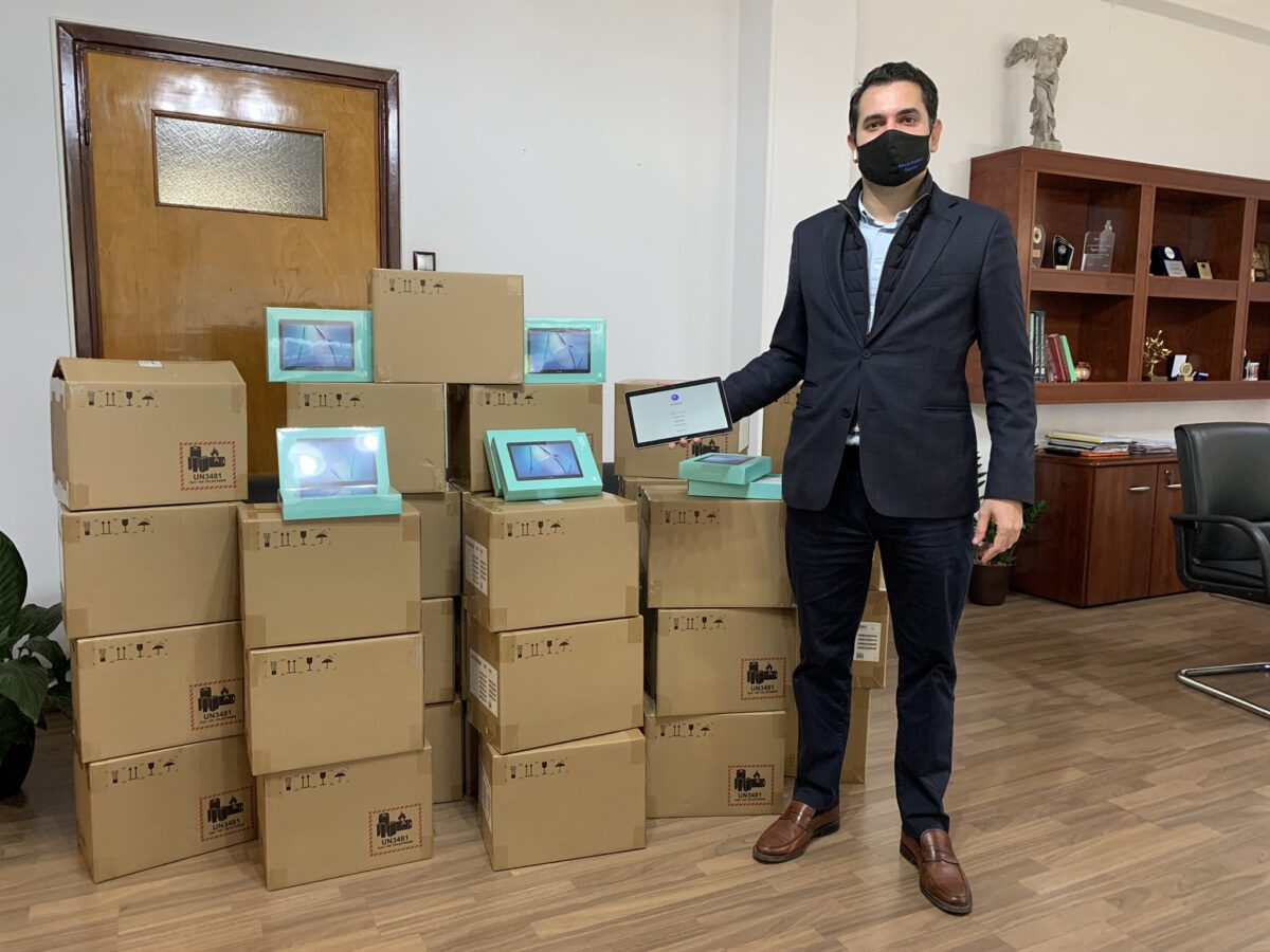 Τηλεκπαίδευση: O Δήμαρχος Αγίων Αναργύρων-Καματερού έδωσε τάμπλετ σε 500 παιδιά