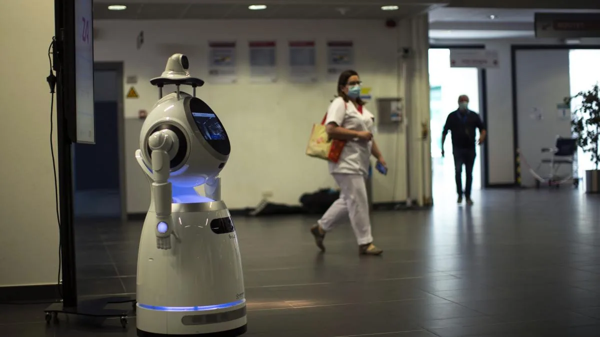 Κορονοϊός: Η Ευρωπαϊκή Επιτροπή θα παράσχει σε νοσοκομεία 200 ρομπότ απολύμανσης