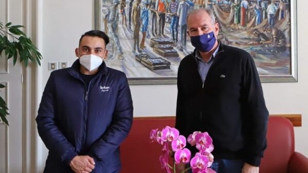 Νεαρός διανομέας μεταφέρει δωρεάν σε συμπολίτες του φάρμακα και φαγητό