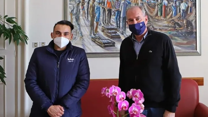 Νεαρός διανομέας μεταφέρει δωρεάν σε συμπολίτες του φάρμακα και φαγητό