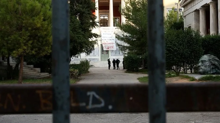 Ξεκίνησε η πορεία για την επέτειο του Πολυτεχνείου – Κλειστή η Πατησίων