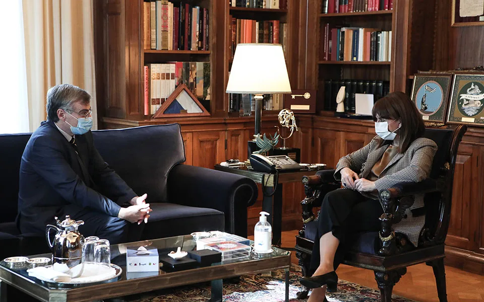 Συνάντηση Κ.Σακελλαροπούλου-Σ.Τσιόδρα: «Μόνος δρόμος η πιστή εφαρμογή των μέτρων»