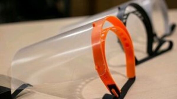 Δείτε πόσο προστατεύουν οι ασπίδες προσώπου από τον κορονοϊό