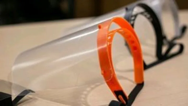 Δείτε πόσο προστατεύουν οι ασπίδες προσώπου από τον κορονοϊό