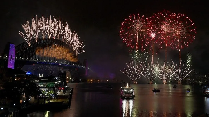 2021: Ο πλανήτης υποδέχεται το Νέο Έτος υπό το βάρος του κορονοϊού