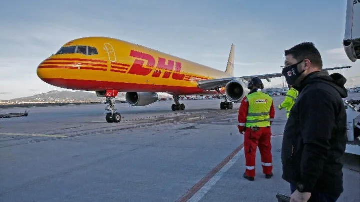 Στην Αθήνα η πρώτη μεγάλη παρτίδα 83.850 δόσεων του εμβολίου της Pfizer