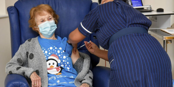 Κορονοϊός: Μια βρετανίδα γιαγιά ο πρώτος άνθρωπος στον κόσμο που έκανε το εμβόλιο