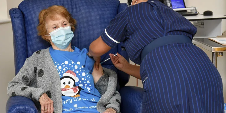 Κορονοϊός: Μια βρετανίδα γιαγιά ο πρώτος άνθρωπος στον κόσμο που έκανε το εμβόλιο