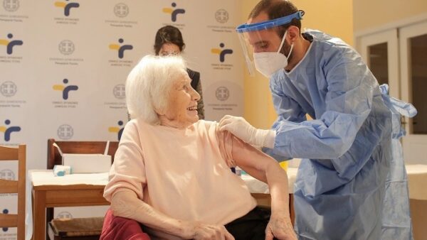 Εμβολιασμός: Ανοίγουν τα ραντεβού για εμβόλια στην ηλικιακή ομάδα 80-84