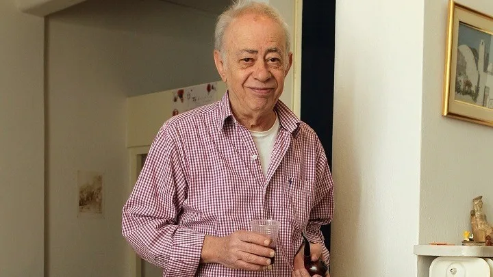 Βασίλης Αλεξάκης – Ανάμεσα σε δύο γλώσσες: Οι τρεις θεματικοί άξονες του έργου του