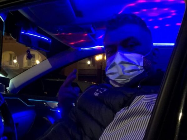 Θεσσαλονίκη: Ταξί… club προσφέρει ποτό και μουσική στους πελάτες εν μέσω πανδημίας