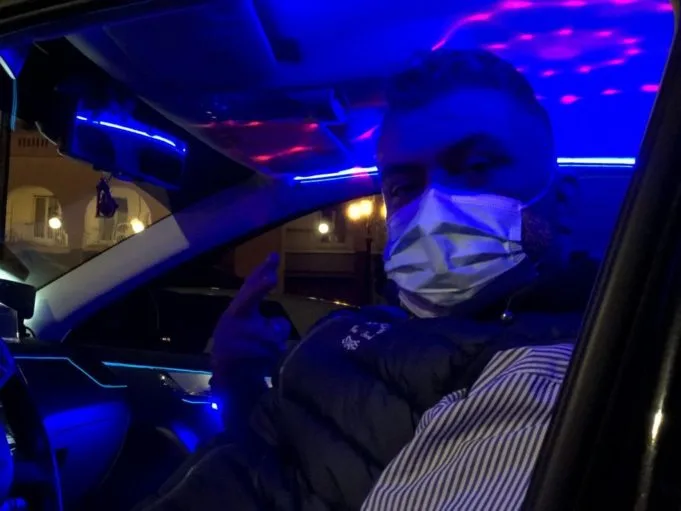 Θεσσαλονίκη: Ταξί… club προσφέρει ποτό και μουσική στους πελάτες εν μέσω πανδημίας