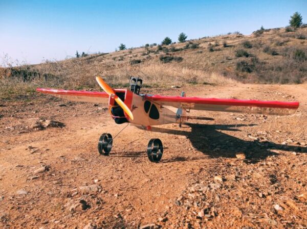 Μουσικός εν μέσω καραντίνας, κατασκεύασε το δικό του τηλεκατευθυνόμενο αεροσκάφος