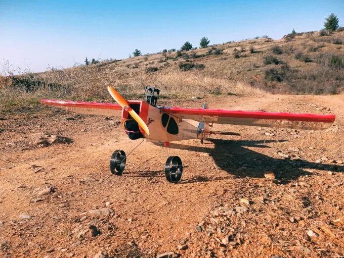 Μουσικός εν μέσω καραντίνας, κατασκεύασε το δικό του τηλεκατευθυνόμενο αεροσκάφος