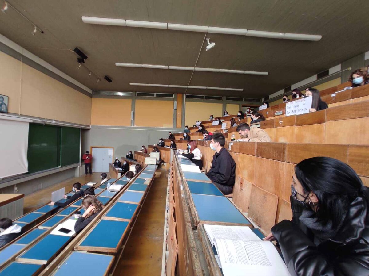 Φοιτητές: Εκατοντάδες φοιτητές σε όλη τη χώρα «ανοίγουν τις σχολές» τους