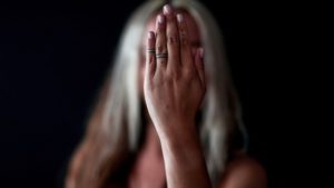 Σεξουαλική βία: Πώς βοηθάμε άτομο που έχει κακοποιηθεί