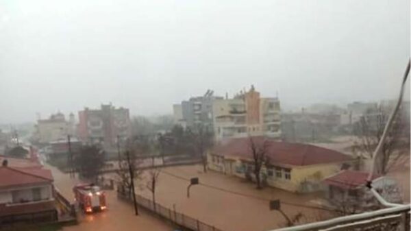 Κακοκαιρία – Έβρος: Εγκλωβισμένοι μαθητές και νήπια