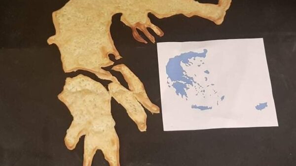 Άνδρας ζωγραφίζει πάνω στο ζυμάρι της πίτσας με κασέρι και φυτικό μελάνι